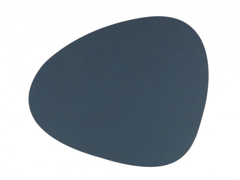 LindDNA Table Mat Curve L Nupo Dark Blue 37 x 44 cm Spisebrikke Bordbrikke Blå