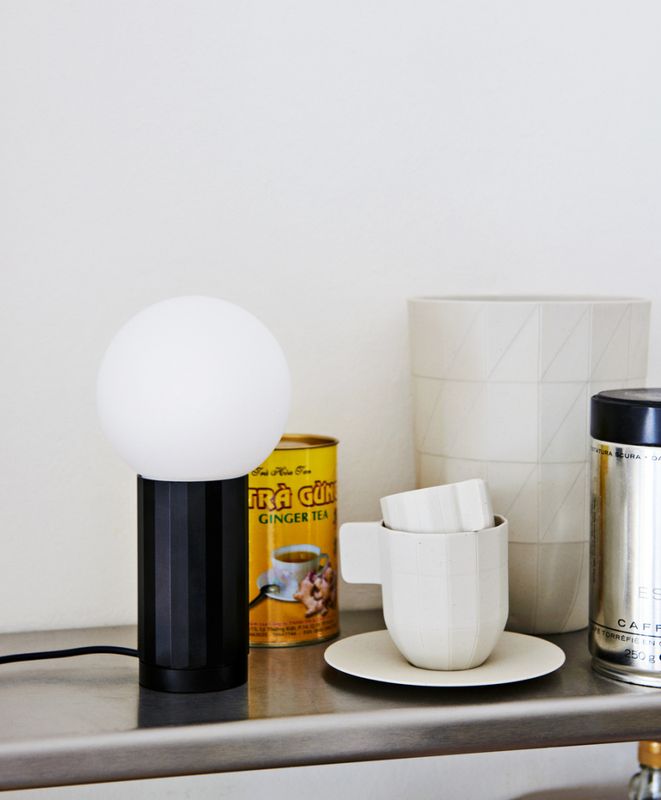 Hay Turn On Black, Svart bordlampe