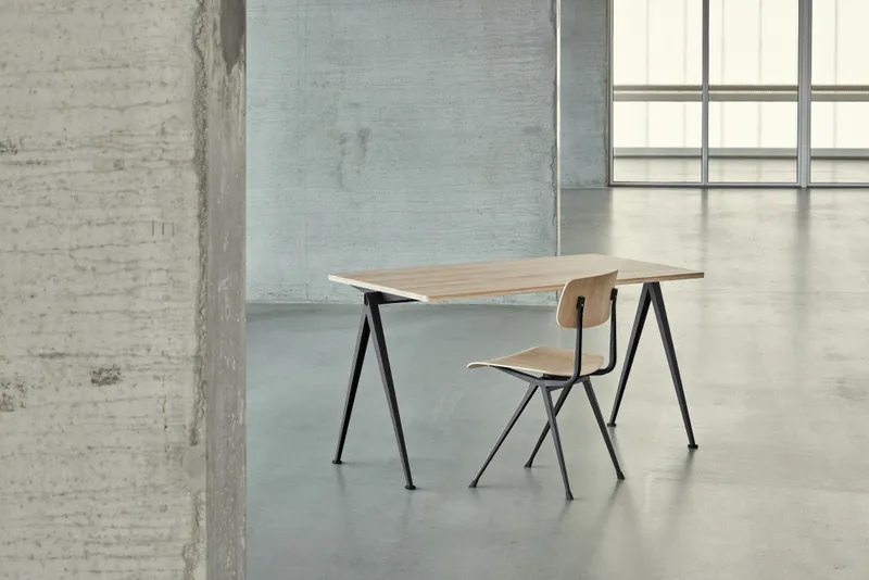 Hay Pyramid Table 01, 140 x 75 Skrivebord, WB Lakkert solid oak Black base Svart